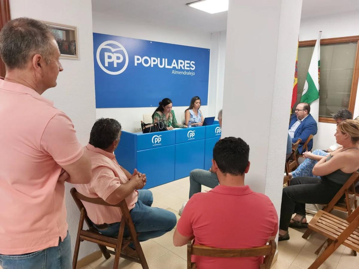 Imagen de archivo de una rueda de prensa del PP Almendralejo en su sede.