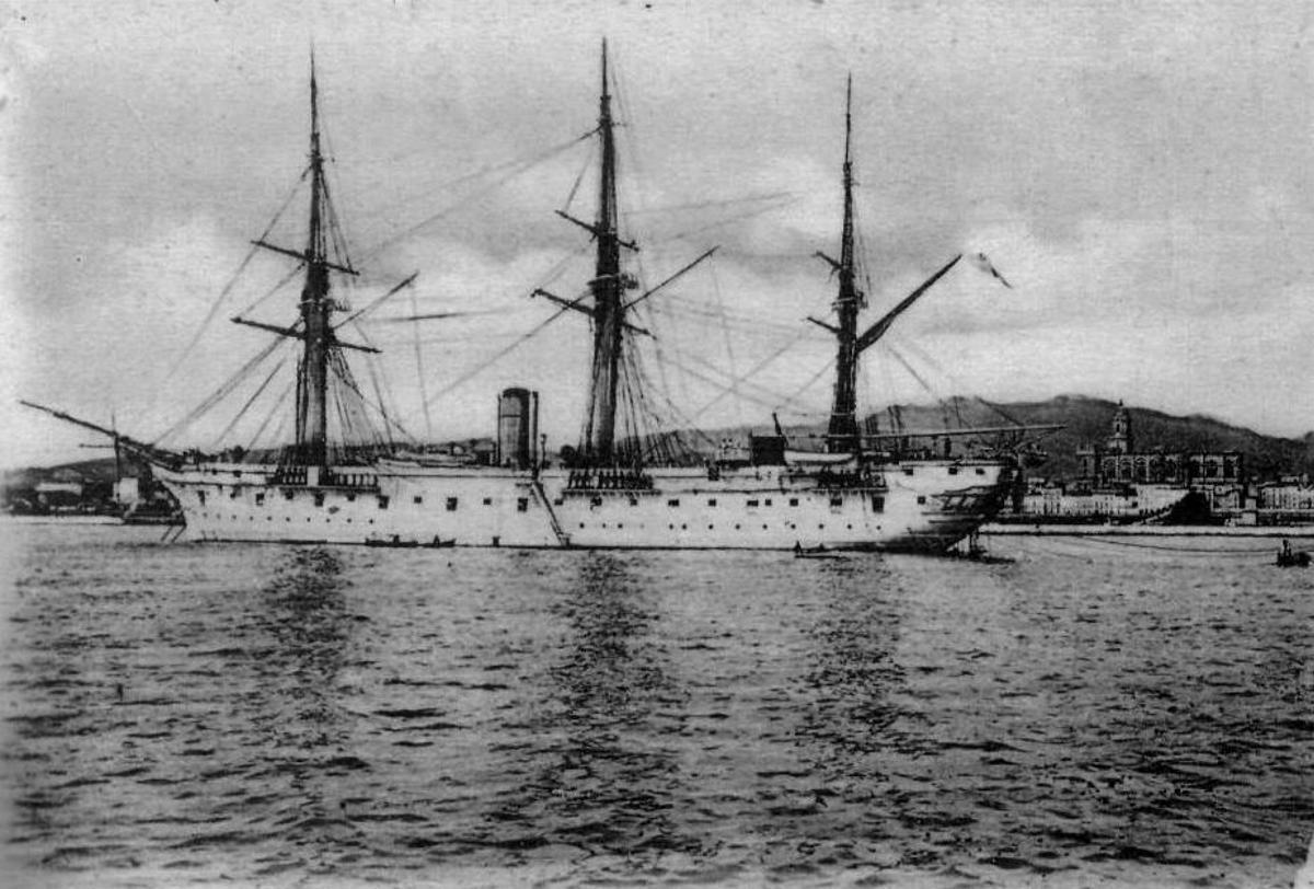 El buque escuela prusiano un día antes de la tragedia, con la Catedral de Málaga al fondo,
una foto tomada el 15 de diciembre de 1900