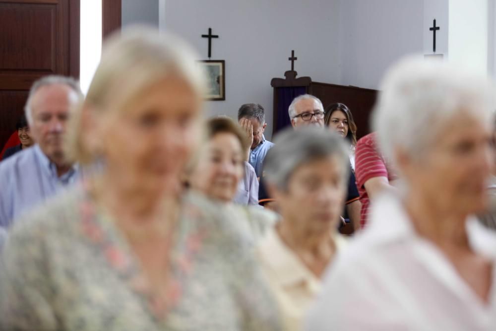 A la procesión marinera se sumaron decenas de personas y varias embarcaciones