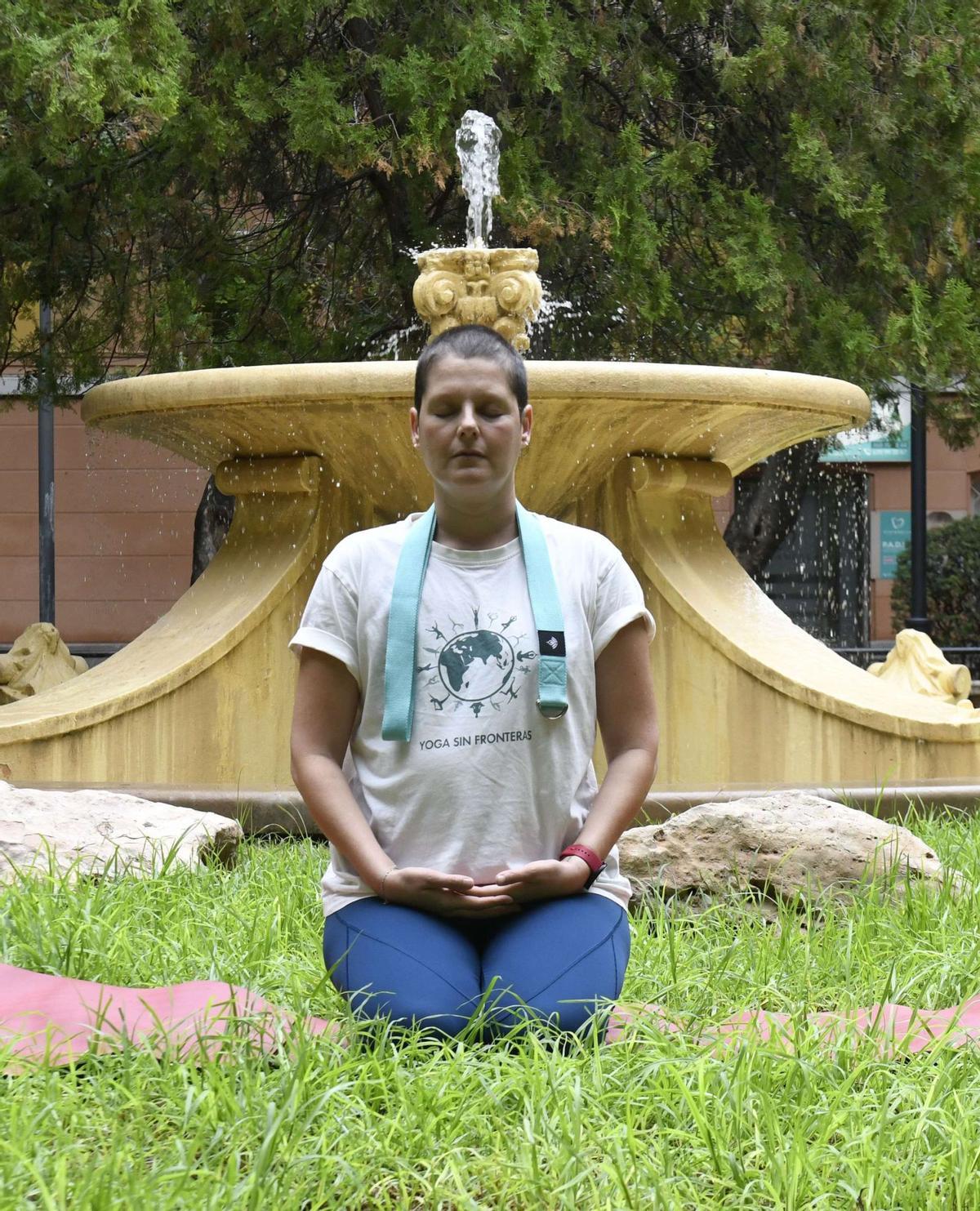 Gema Rubio, paciente que acaba de superar un cáncer de mama, en un jardín del centro de Murcia. | ISRAEL SÁNCHEZ