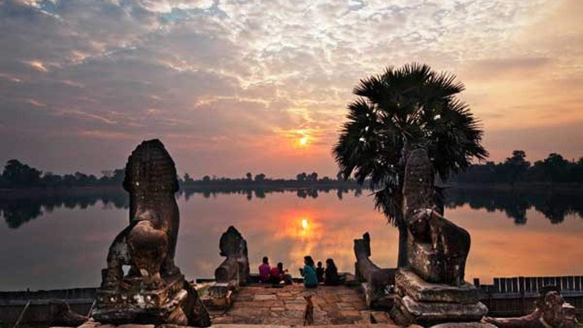 Atardecer sonbre el lago Srah Srang en los Templos de Angkor.