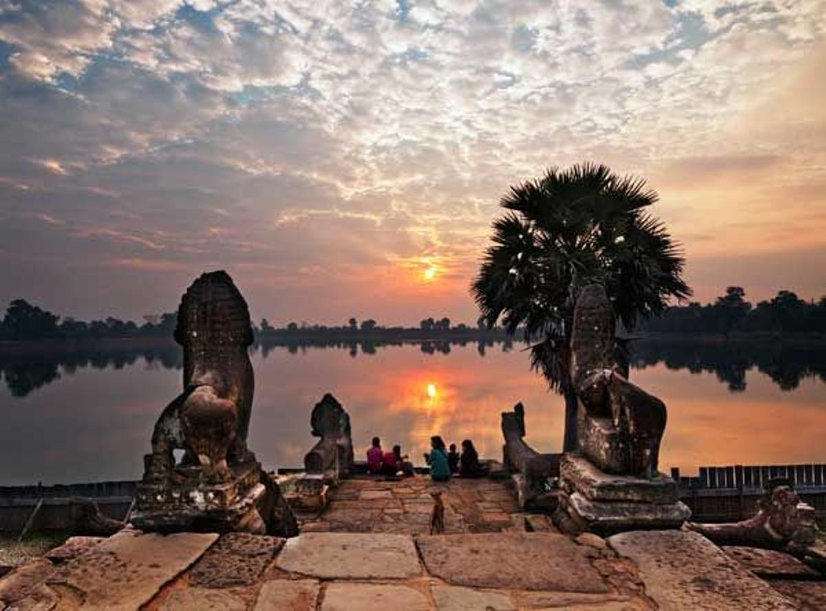 Atardecer sonbre el lago Srah Srang en los Templos de Angkor.
