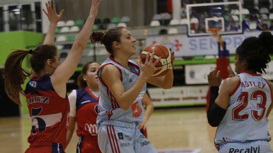 Tamara Montero, del Celta Zorka, en una entrada a canasta. // Ricardo Grobas