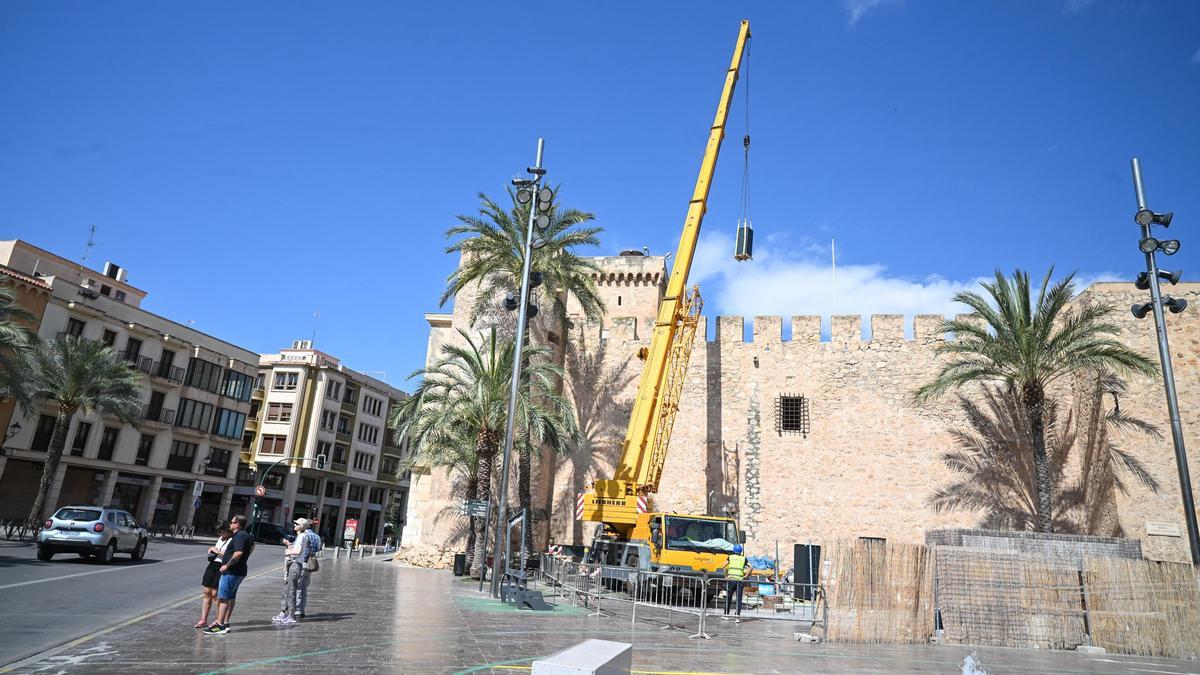 Vuelven las obras al Palacio de Altamira en Elche: una grúa gigante introduce material en el histórico edificio