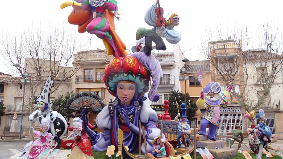 La Falla Plaza de San Juan y la infantil de San Ildefonso se alzan con los primeros premios de las Fallas de Utiel 2025