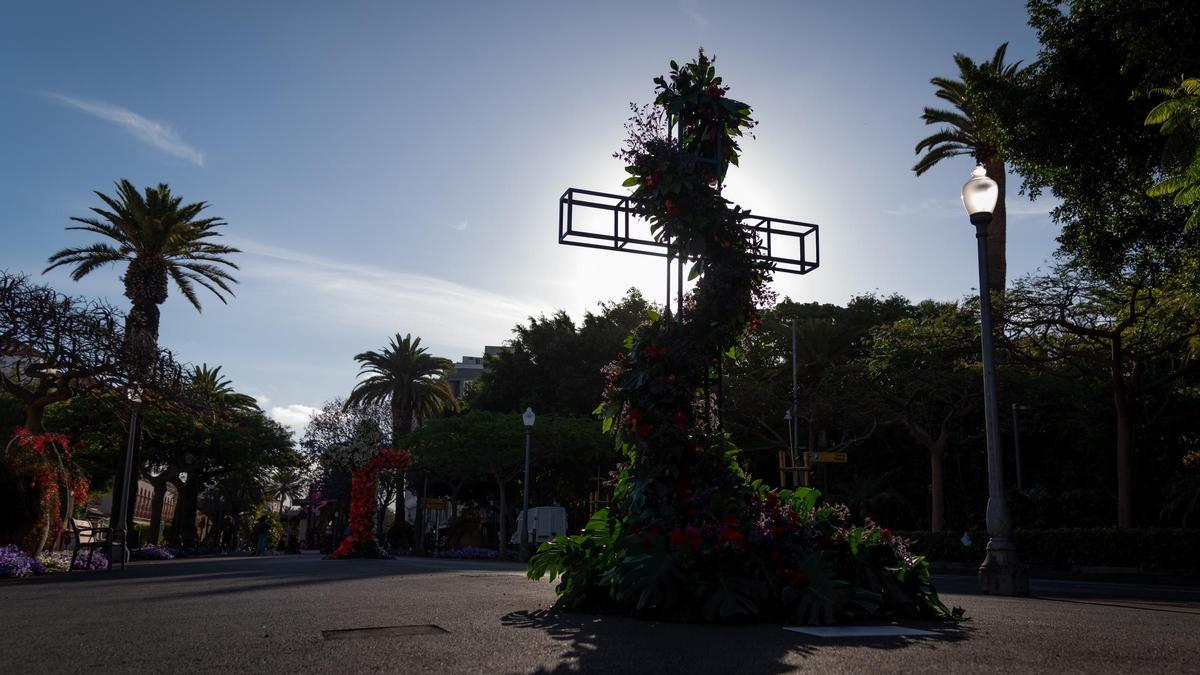 Cruces instaladas en el Paseo de Las Tinajas, que no participan en el concurso de arreglo florales de los barrios de Santa Cruz.