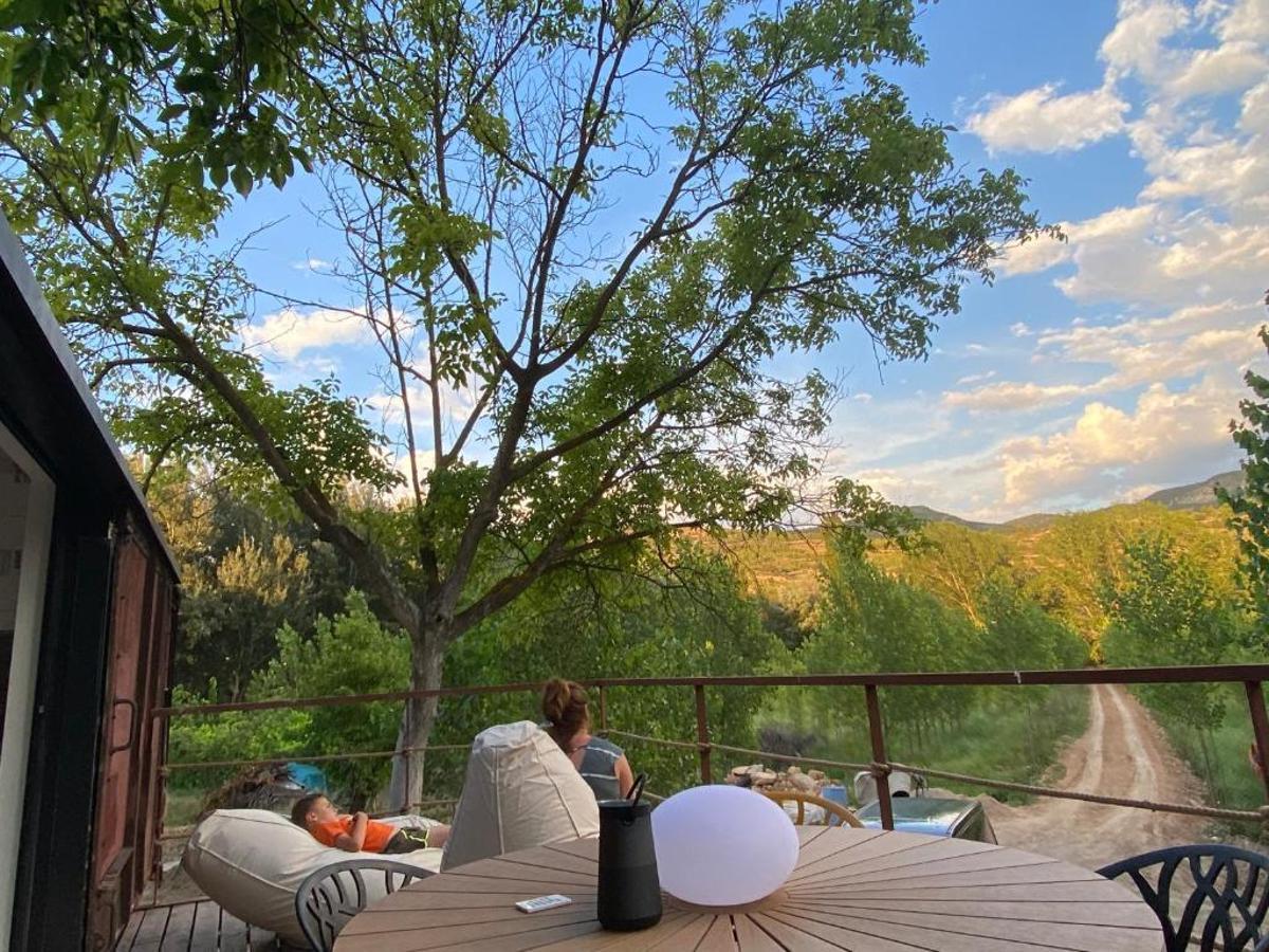 Un vagón de tren de mercancías y un helicóptero: alojamientos insólitos en Casas Altas