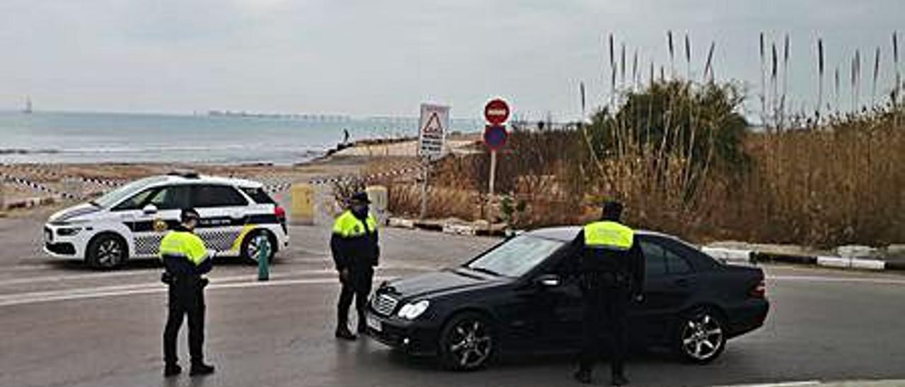 Uno de los controles en Canet. | LEVANTE-EMV