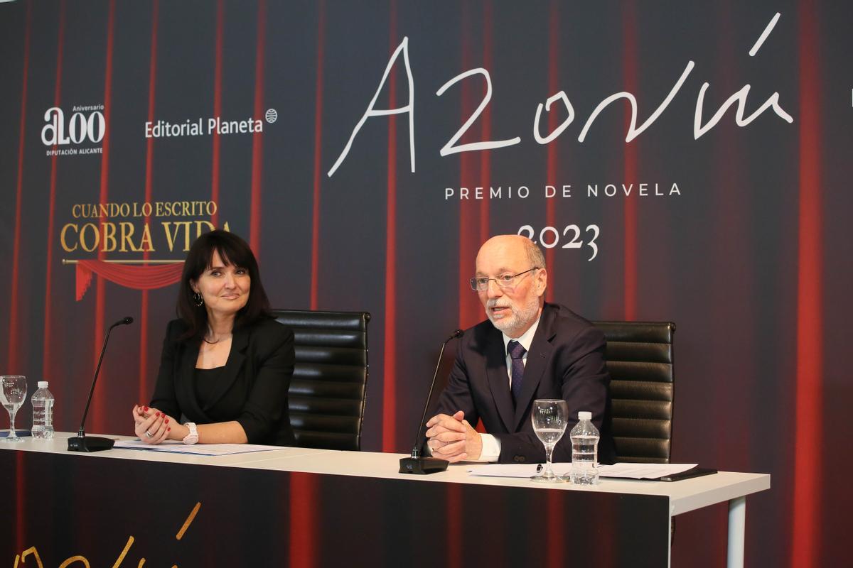 Julia Parra y Carlos Creuheras, durante la presentación de las diez novelas finalistas