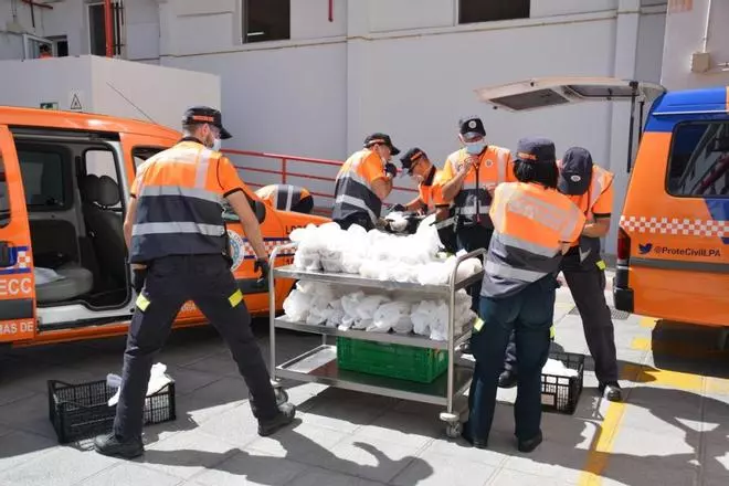Coronavirus en Canarias | Voluntarios de Protección Civil reparten comida recién hecha a familias vulnerables
