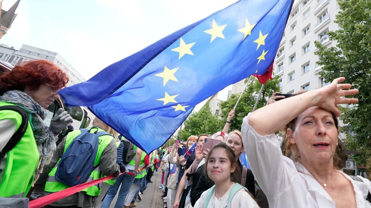Una imagen de la marcha europeísta en apoyo del alcalde de Varsovia, Rafal Trzaskowski.