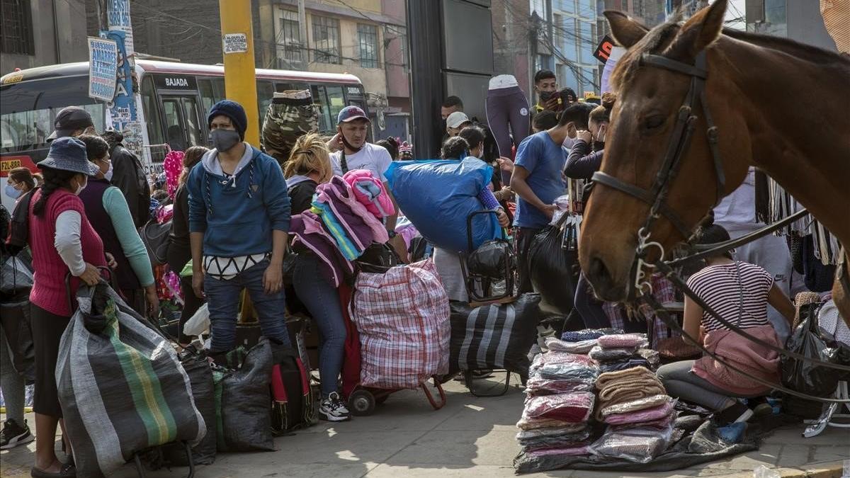 Aglomeraciones ante puestos de venta ambulantes en las calles de Lima.