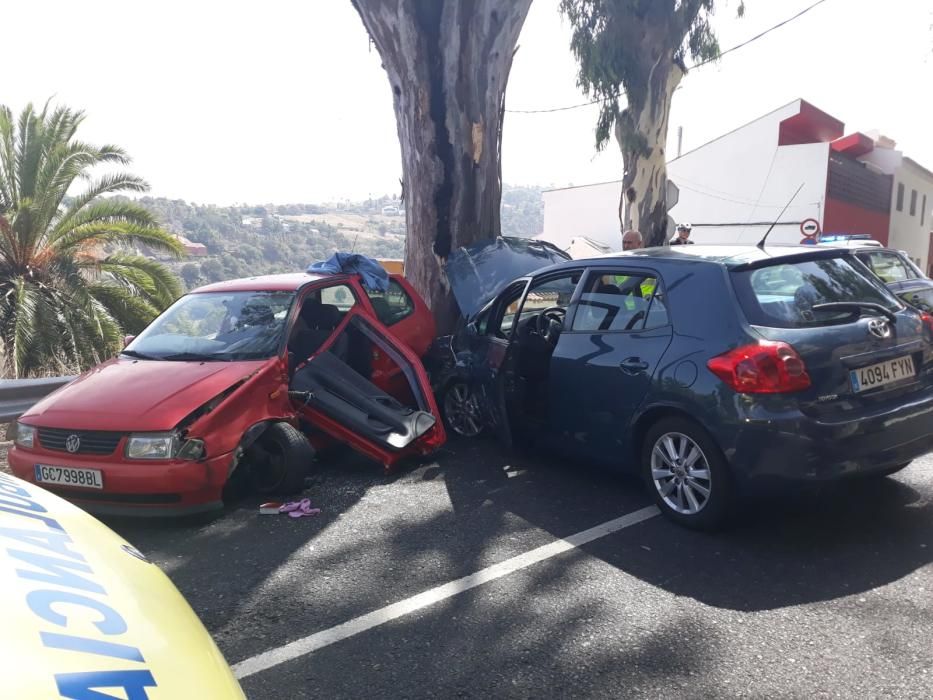 Una mujer queda atrapada en un vehículo tras un accidente en Santa Brígida