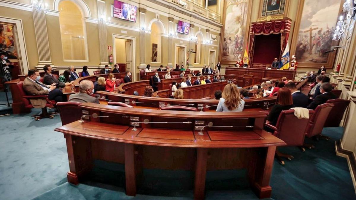 Panorámica del salón de plenos del Parlamento de Canarias