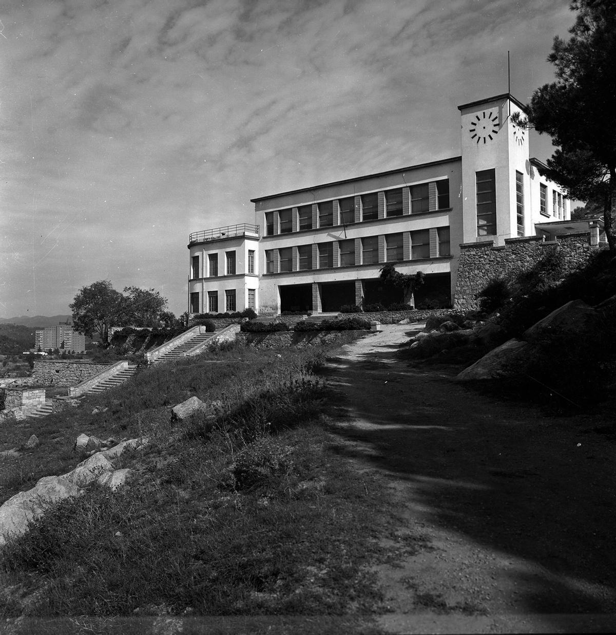 Una imatge del centre escolar del barri de Montjuïc captada a mitjans de la dècada de 1960.