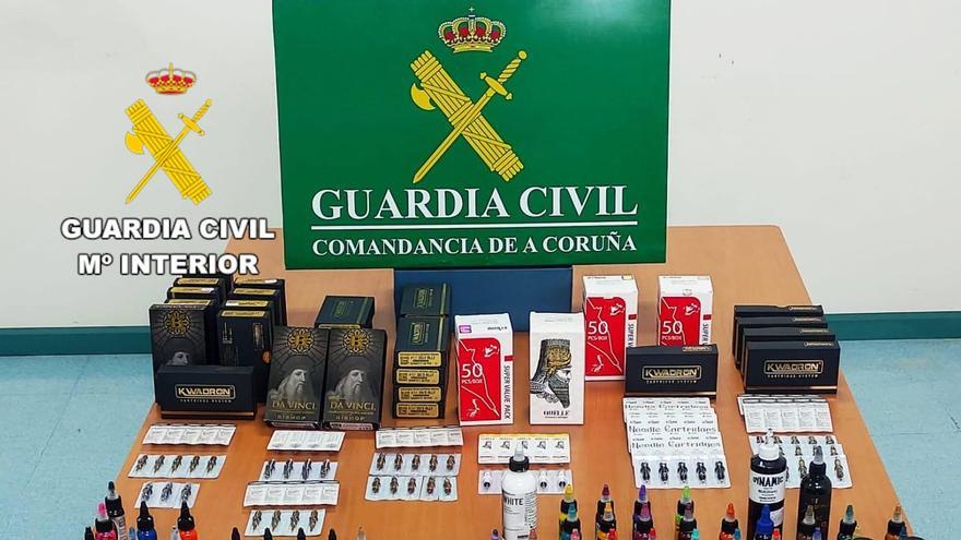 La Guardia Civil interviene miles de agujas y botes de tinta en locales de tatuaje de A Coruña y su área