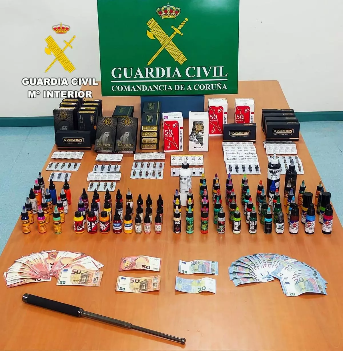La Guardia Civil interviene miles de agujas y botes de tinta en locales de tatuaje de A Coruña
