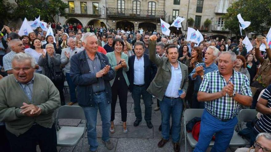 Pontón con Bará, Lores y Guillerme Vázquez en el mitin ofrecido en la Plaza del Teucro.  // Gustavo Santos