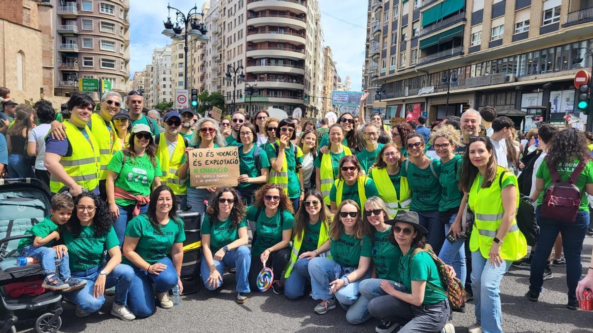 Profesorado del IES l'Eliana en la plaza San Agustín de València por la huelga educativa.