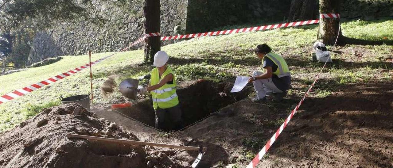 Dos técnicas durante los sondeos arqueológicos que arrancaron en los últimos días. // Alba Villar