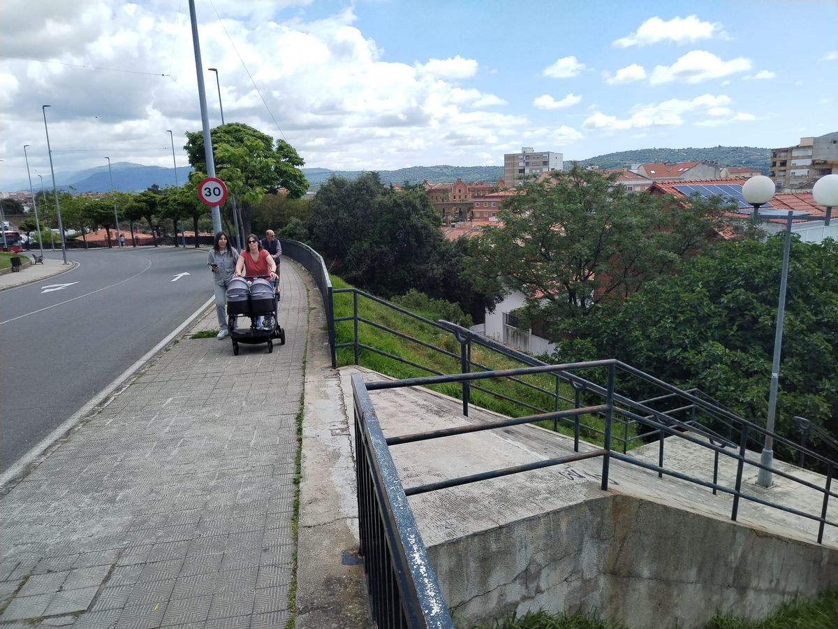 Zona de Plasencia donde empujaron a un vendedor de la ONCE para robarle.