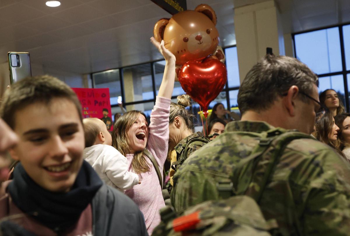 Una mujer llama a su marido.