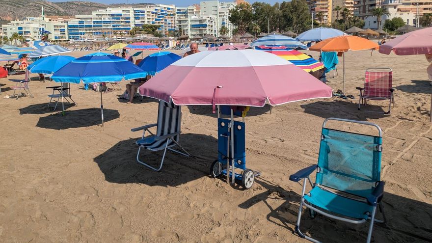 Sombrillas sin gente a primera línea de playa en Orpesa.