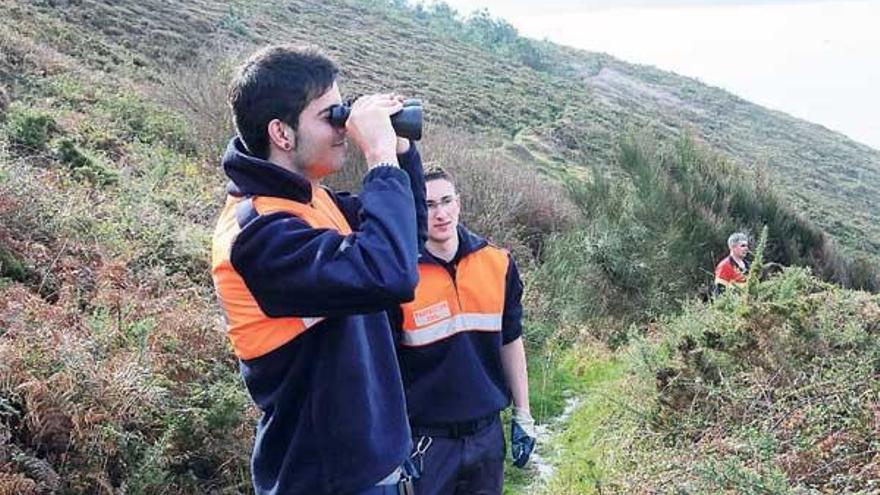 Miembros de Protección Civil de Cangas, en el dispositivo de búsqueda.  // Gonzalo Núñez