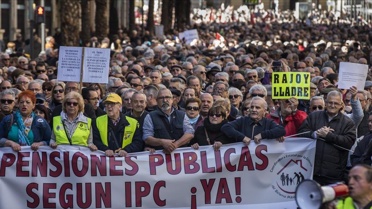 Miles de personas de manifiestan en Valencia por unas pensiones dignas.