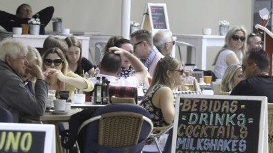 Turistas en una terraza de Ibiza.