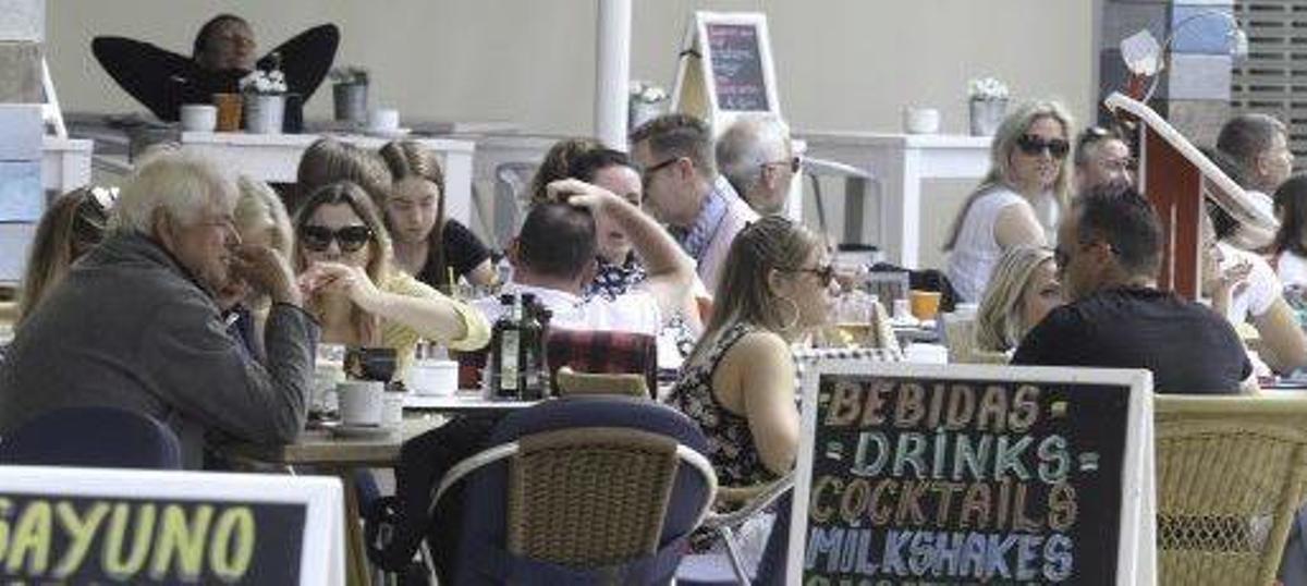 Turistas en una terraza de Ibiza.