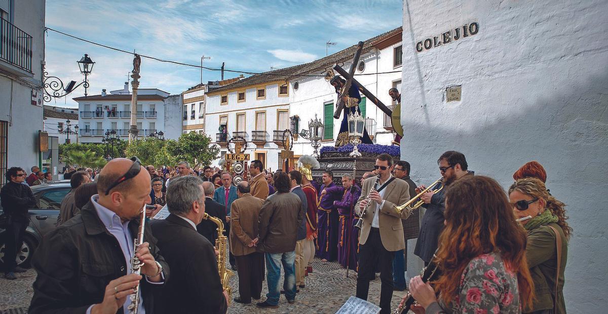 Jesús Nazareno, por las calles de Castro, acompañado por su coro de capilla.