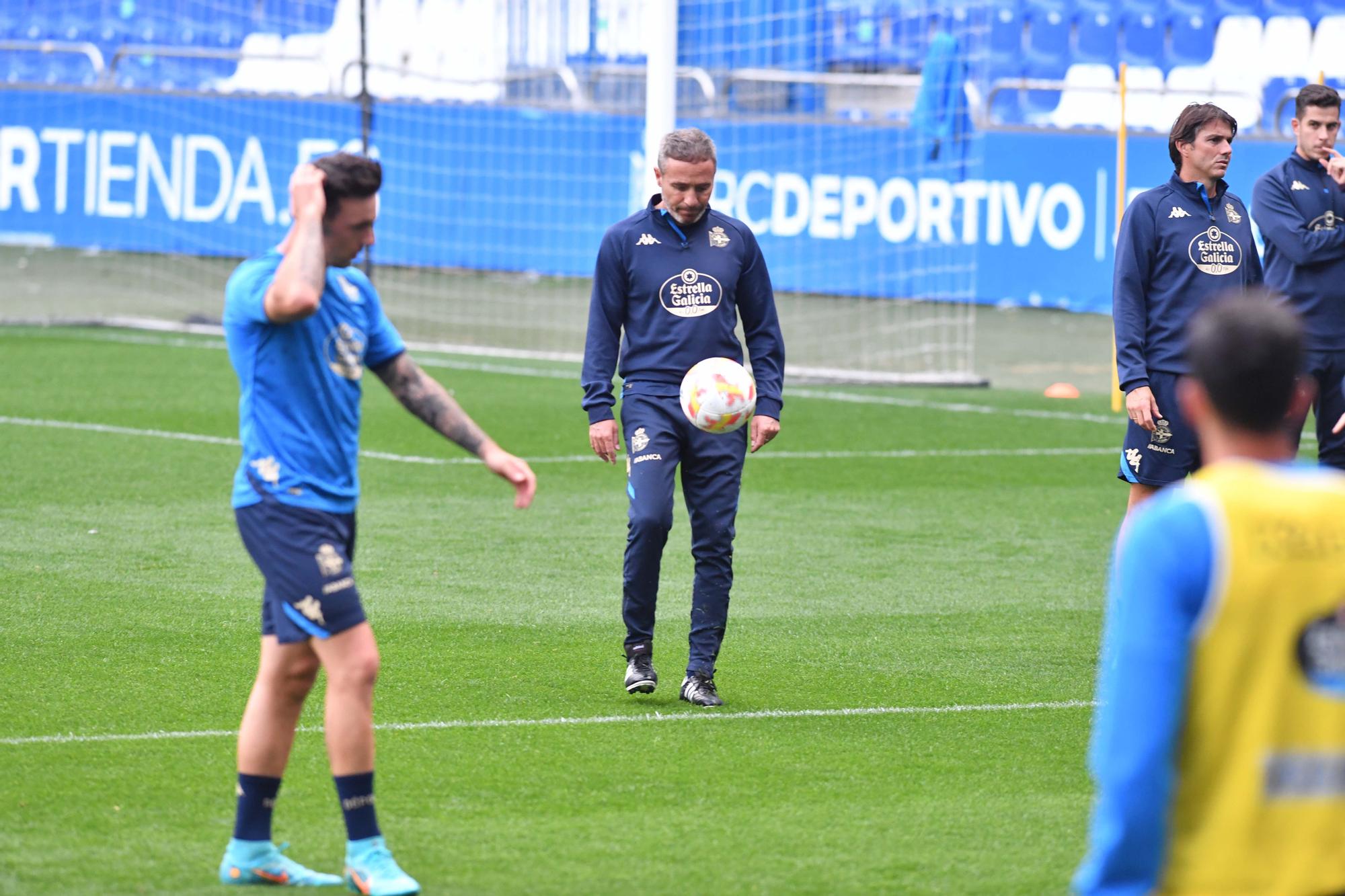 Óscar Cano toma las riendas del Dépor con su primer entrenamiento en Riazor