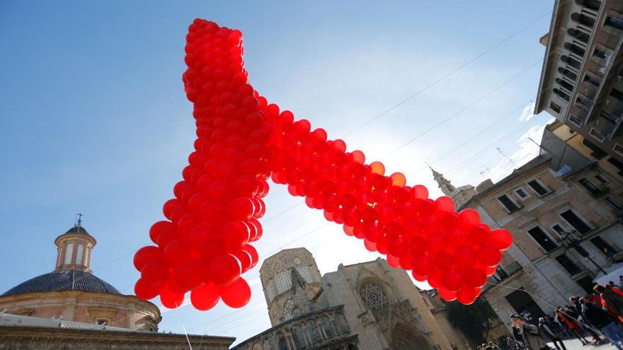 Un gran lazo rojo, símbolo de la visibilización del VIH, en la plaza de la Virgen el año pasado.