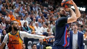 Mirotic se dispone a lanzar ante la mirada de Webb, con Àlex Mumbrú al fondo. 