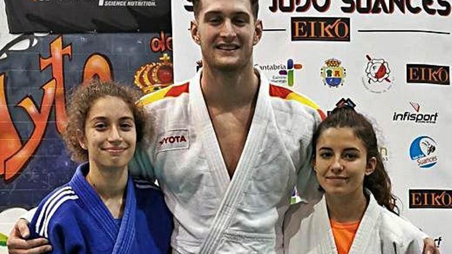 Miriam Silvares y Rebeca Martín con Niko Sherazadishvili, campeón mundial. NikoloSherazadishvili.