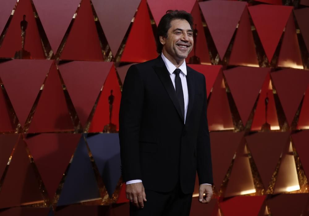 El español Javier Bardem pasa de la pajarita y apuesta por la corbata.