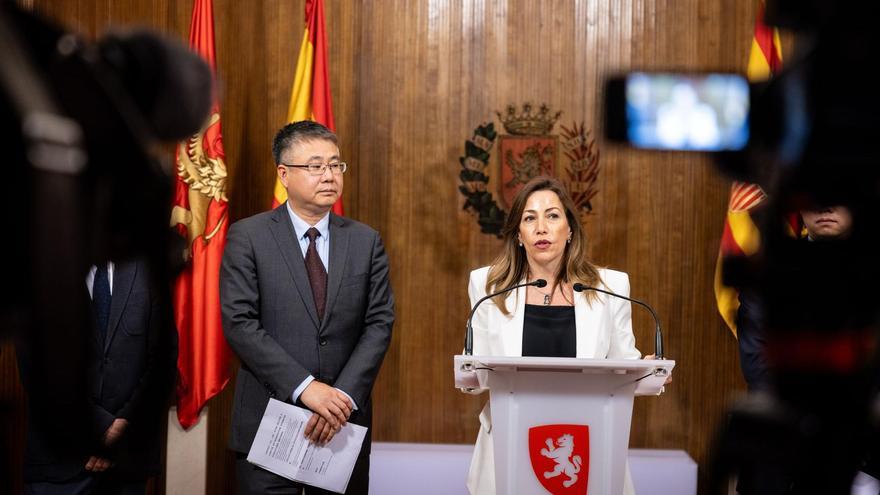 El presidente ejecutivo de Juneyao Group, Gao Binghua, y la alcaldesa de Zaragoza, Natalia Chueca, este viernes en el ayuntamiento.