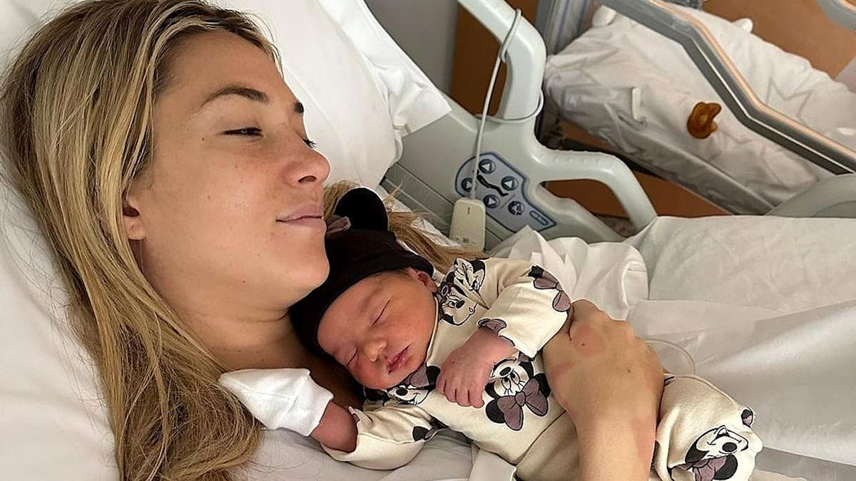 La mujer de Morata, Alice, con su recién nacida hija: Bella