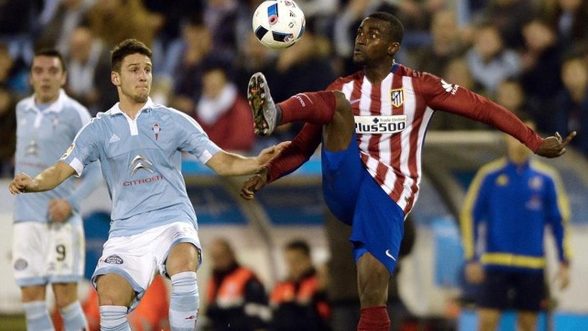 El jugador del Atlético, Jackson, intenta controlar el balón ante Radoja