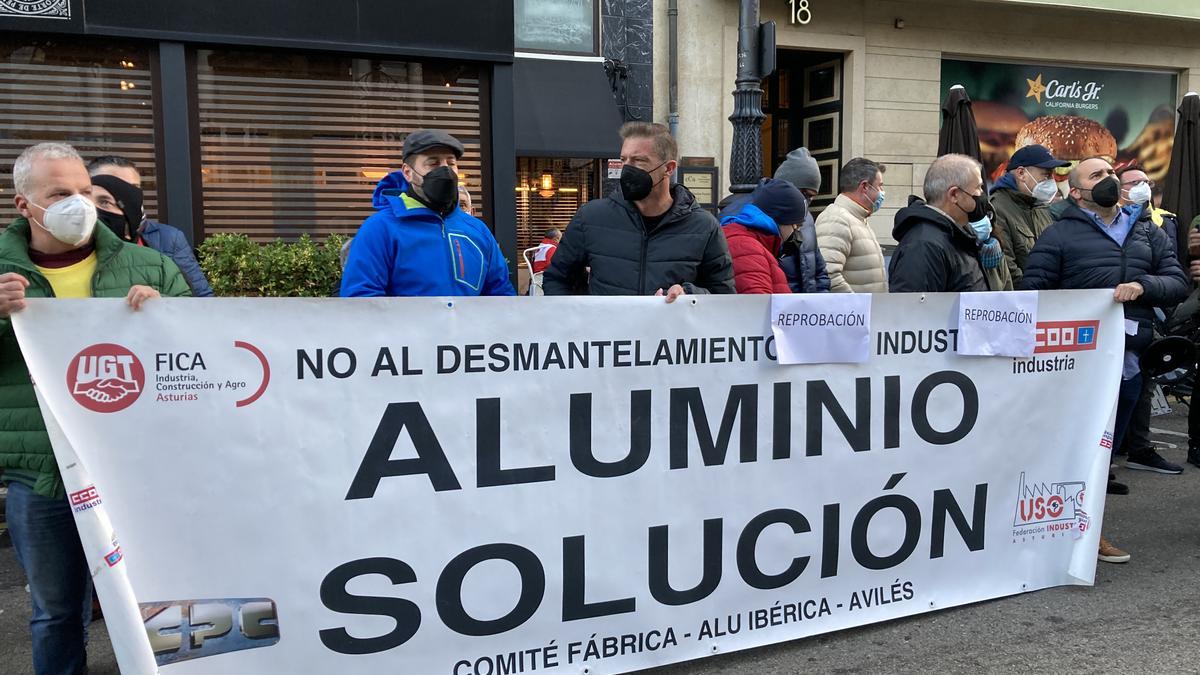 Los trabajadores de Alu Ibérica se concentran frente a la Junta