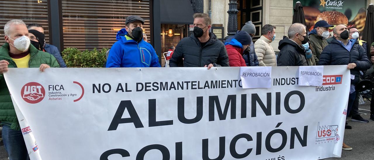 Los trabajadores de Alu Ibérica se concentran frente a la Junta al grito de "Consejero dimisión"