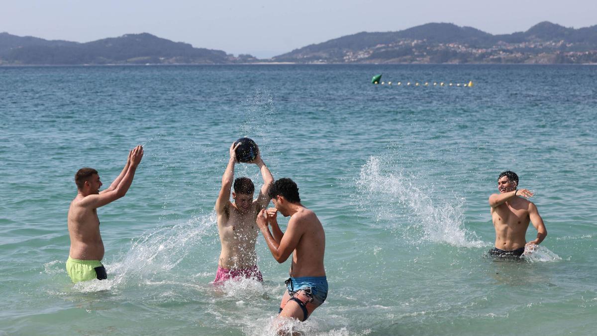 Jóvenes disfrutando del agua en la playa de O Vao.