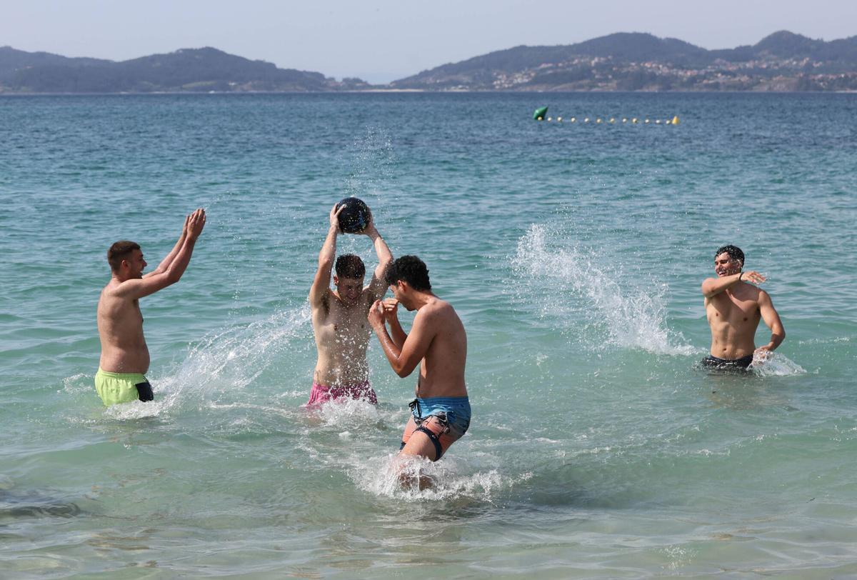 Vigo, O Vao. Gente en la playa Vigo, O Vao. Gente en la playa