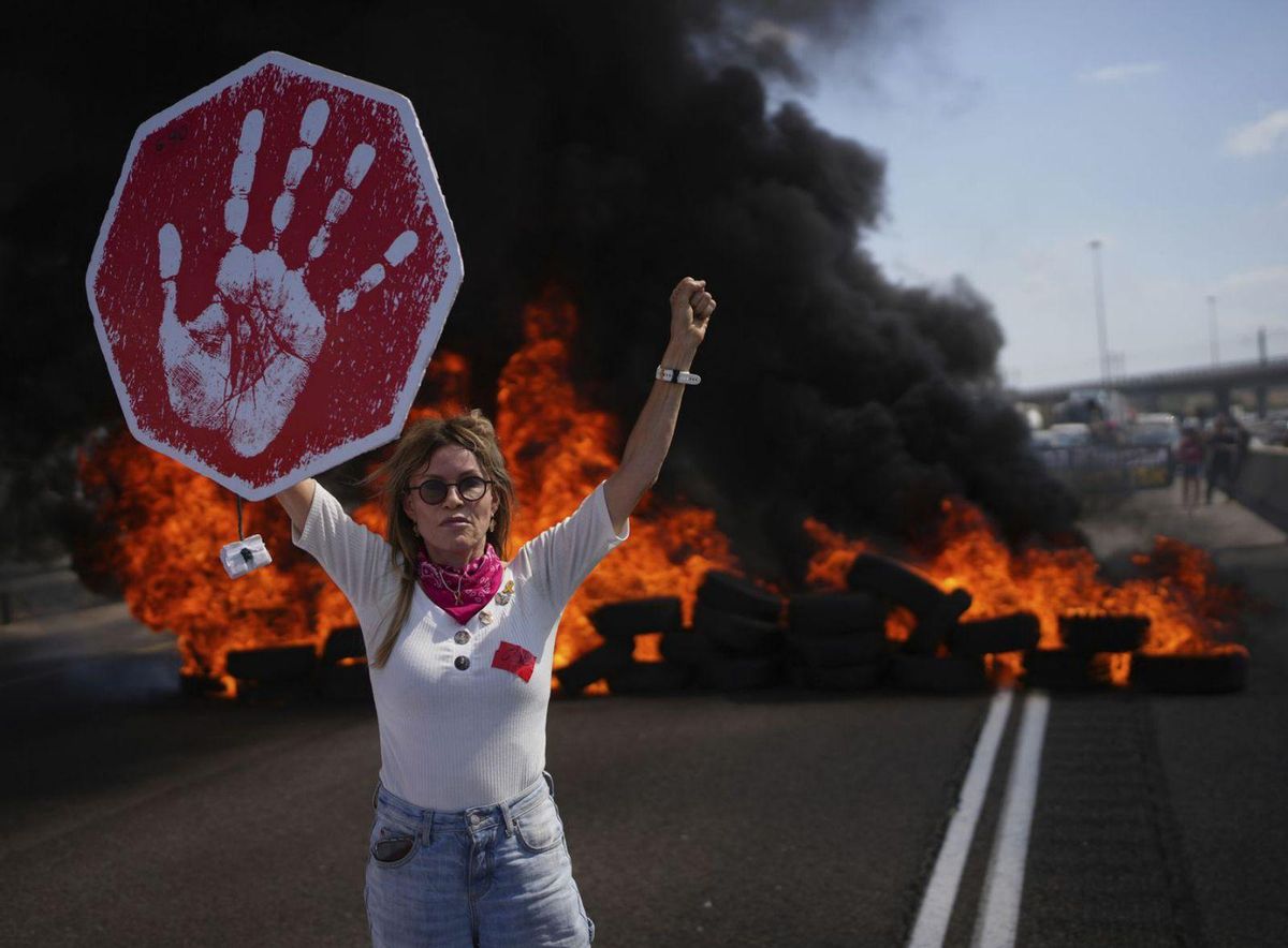 La societat israeliana exigeix al carrer un alto el foc que alliberi els ostatges La societat israeliana exigeix al carrer un alto el foc que alliberi els ostatges