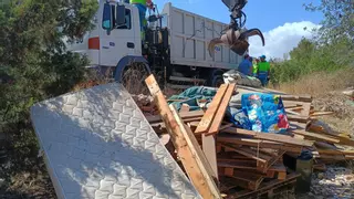 Retirados más de 2.300 kilos de residuos de otro asentamiento ilegal en Ibiza
