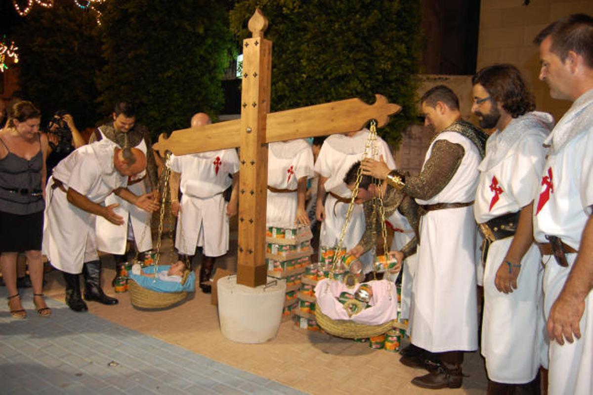 El pesado de los bebés se ha convertido en uno de los actos más populares de las fiestas de Lorquí
