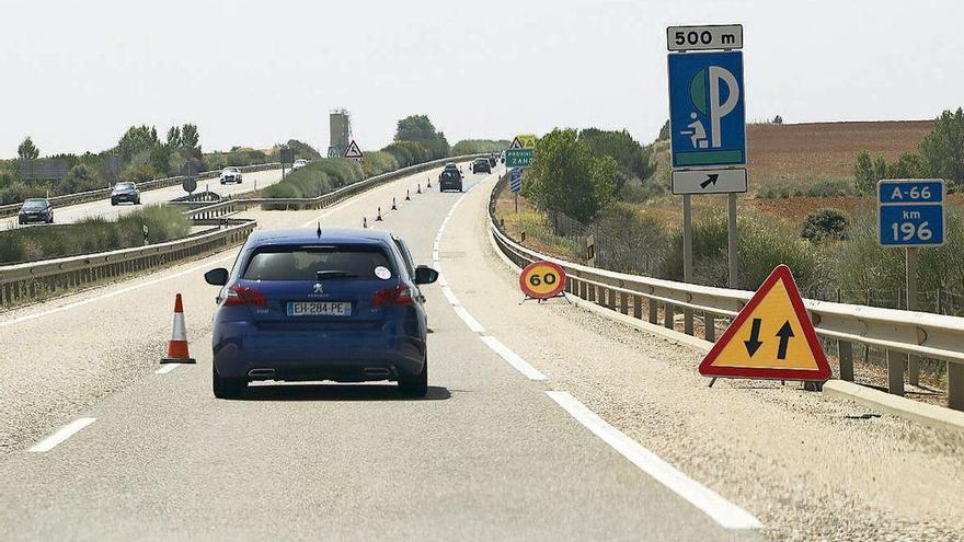 Señales de obra en la A-66, en el límite de las provincias de León y Zamora, ayer.