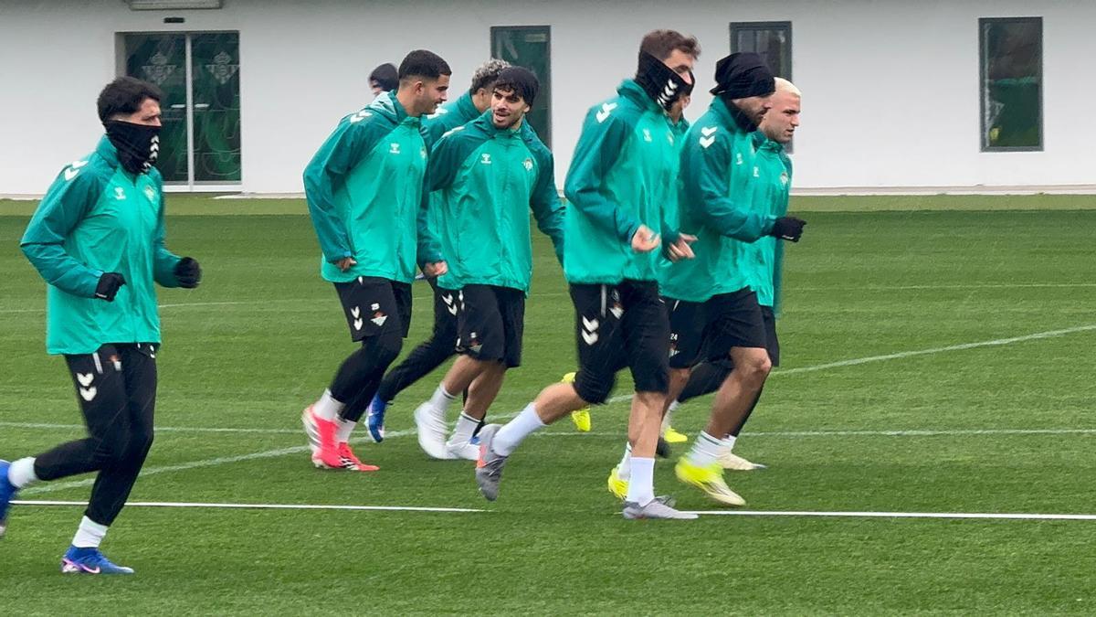 Rodrigo Marina se ejercita con el primer equipo del Betis ante las bajas de Cucho y Chimy Ávila en la previa de la visita al Atlético de Madrid en el Metropolitano