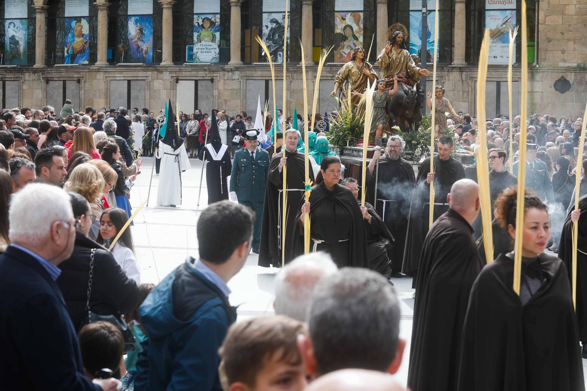 Multitudinaria bendición de ramos y procesión de La Borriquilla en Avilés